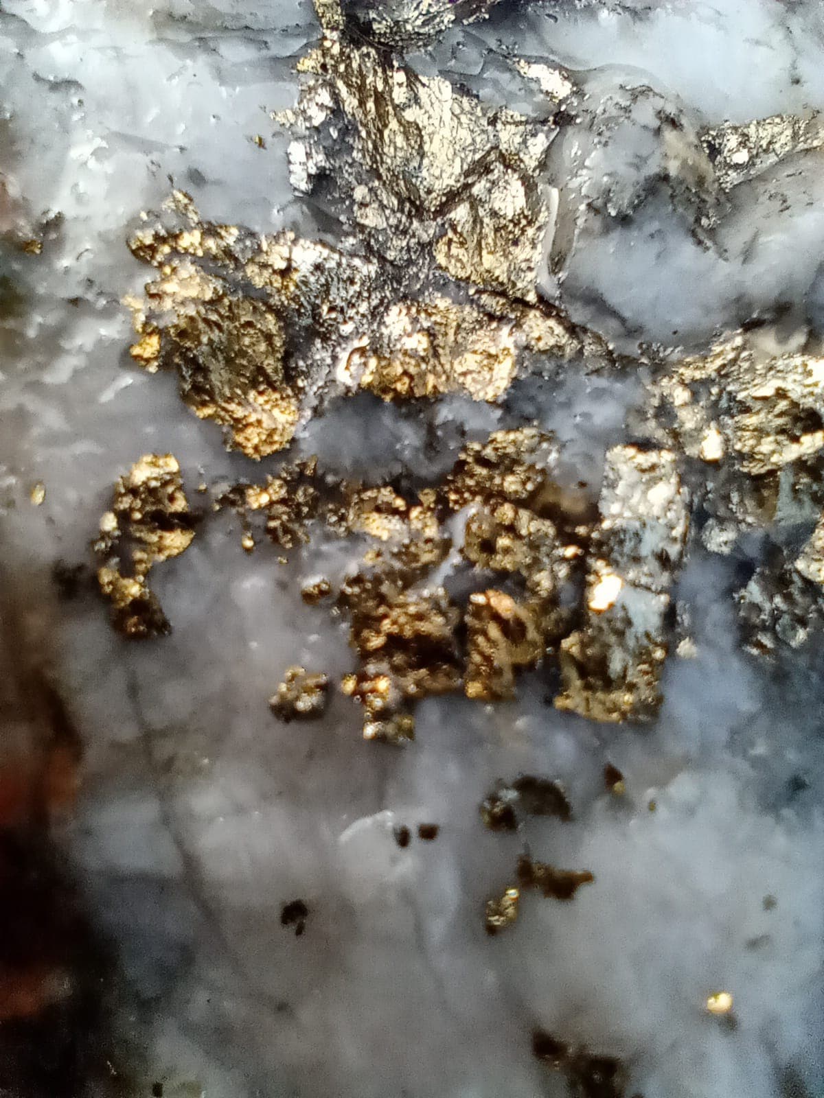 Ouro visível em uma formação de quartzo